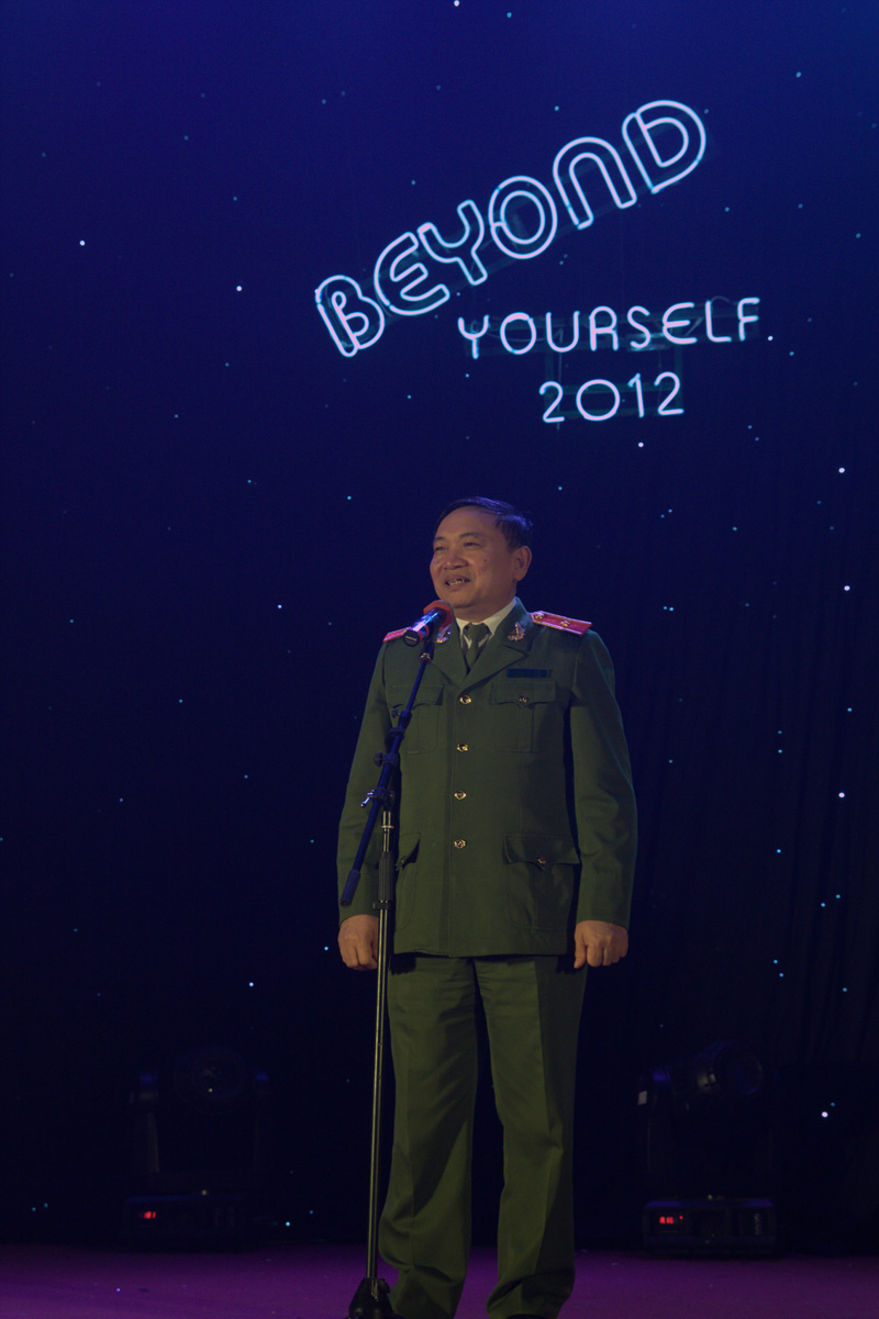 Đồng chí GS.TS Nguyễn Huy Thuật, Phó Giám đốc Học viện CSND phát biểu khai mạc chương trình thi hát tiếng Anh mở rộng với tên gọi Beyond yourself 2012.